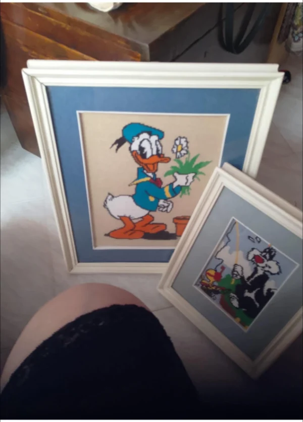 Quadri bianchi con soggetti Disney eseguiti a mano con ricamo mezzo punto Medio + piccolo da scambiare - Altri Collezionabili a Roma - foto 1
